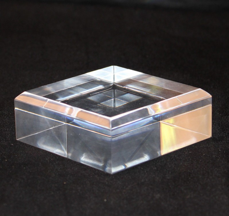 Socle plexiglas, plaque acrylique biseauté sur tous les angles 8x8x5cm,  présentation de minéraux.